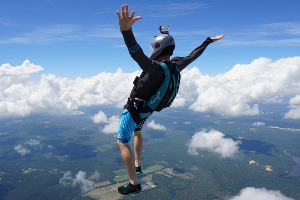 Solo lizenzierter Fallschirmspringer in aufrechter Freifallposition