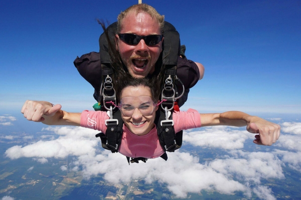première fois étudiant en parachutisme en tandem en chute libre