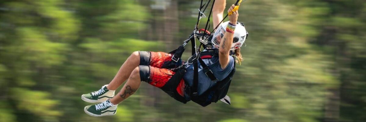 Skydiver flies fast under his parachute